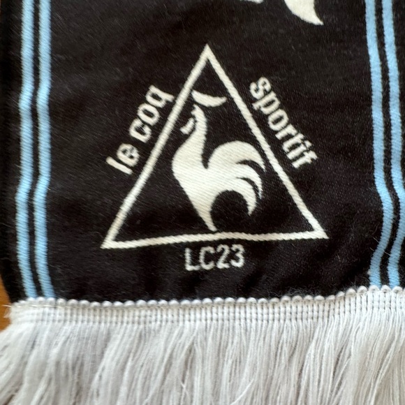 LE COQ SPORTIF WOOL SCARF WEAVE OLD ENGLISH TYPE LOGO NAVY BLUE WHITE 
BRAND NEW - Picture 4 of 5